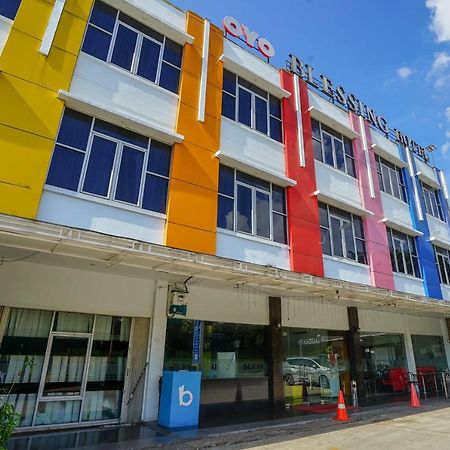 Oyo 575 Blessing Hotel Palembang Exterior photo